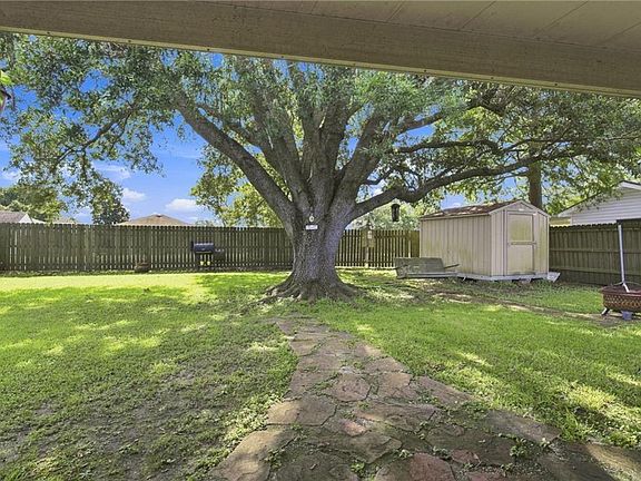 3rd image of 3149 Arbutus Ln
