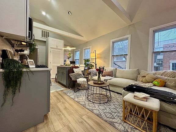 4th image of 1121 N Wood St #2R