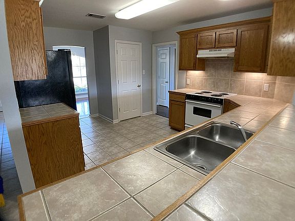 4th image of 23810 Rosemont Ave