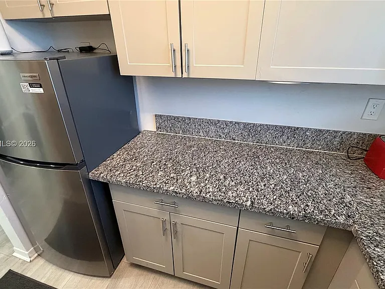 10004 E Bay Harbor Dr #10 — Photo 9