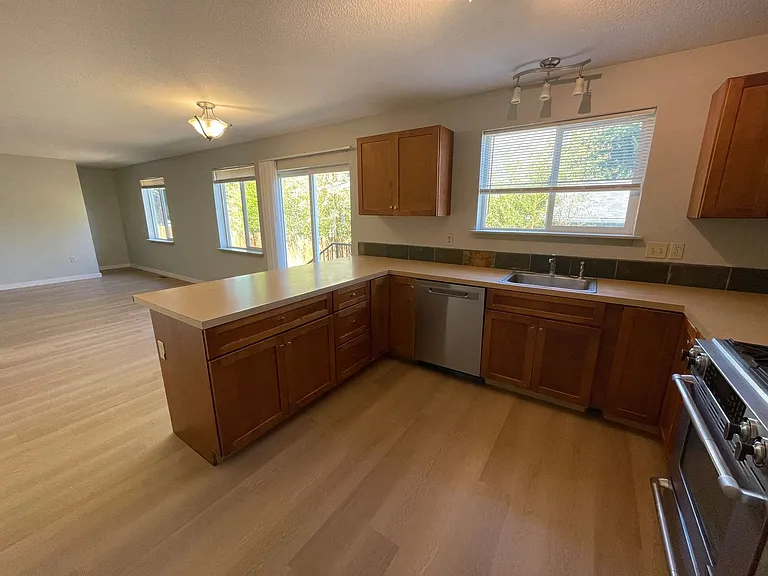 5011 N Syracuse St #B — Photo 3