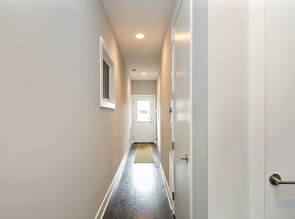 5th image of 929 N Hermitage Ave #2