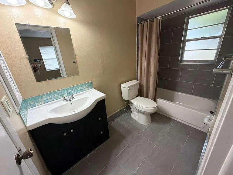 702 SE 47th St #2 — Photo 38