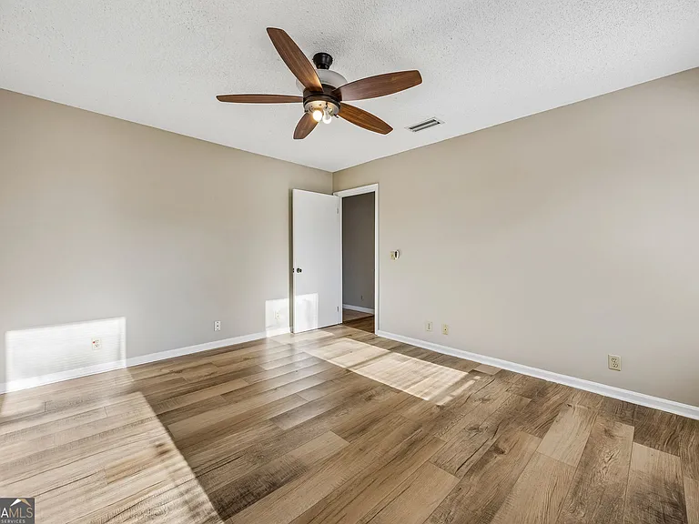 132 Woodvalley Dr — Photo 31
