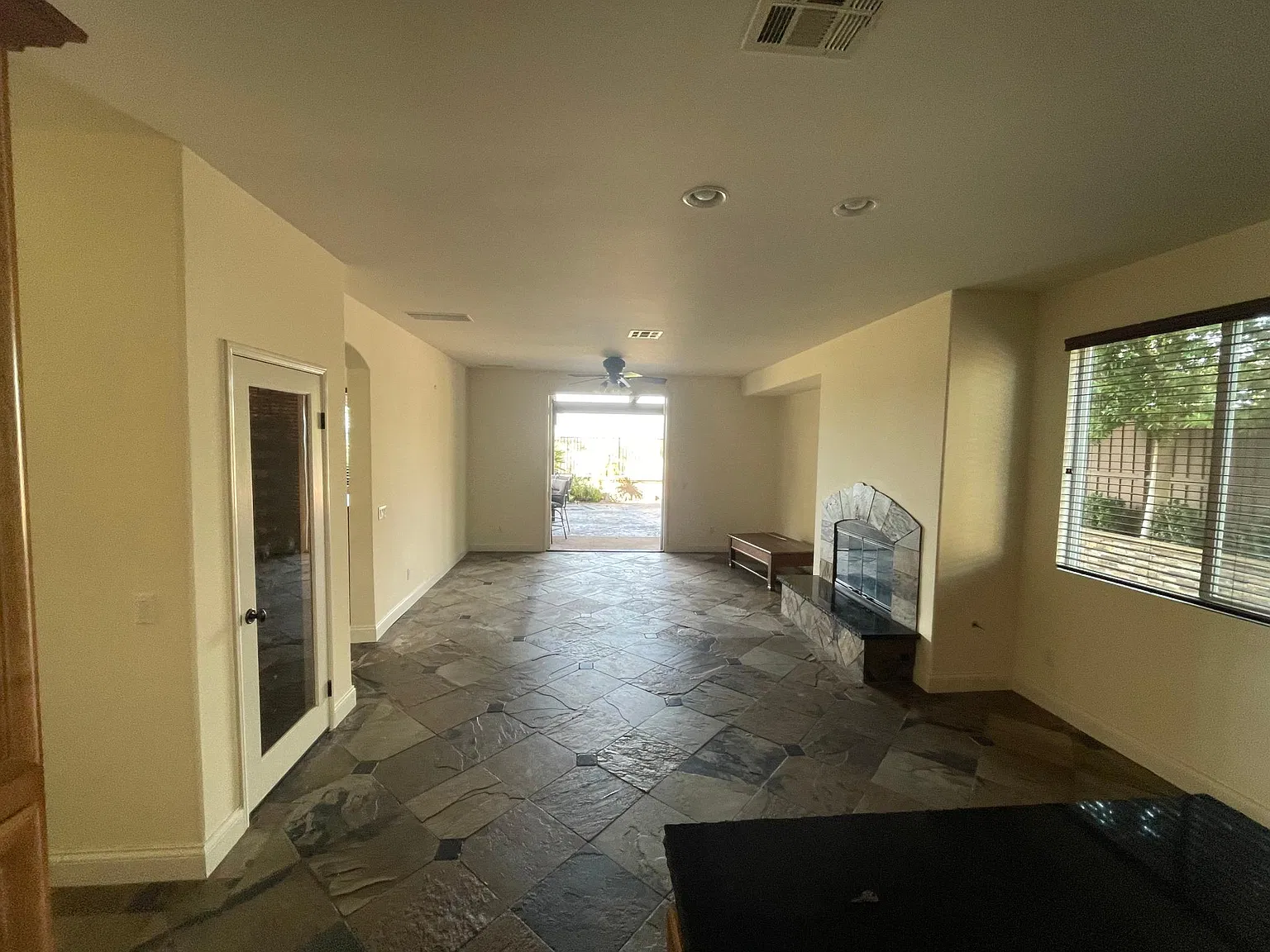 3 bed, 2559 sqft, $3,950 — Photo 2