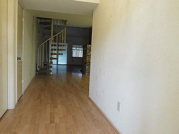 Coming in - laminate flooring