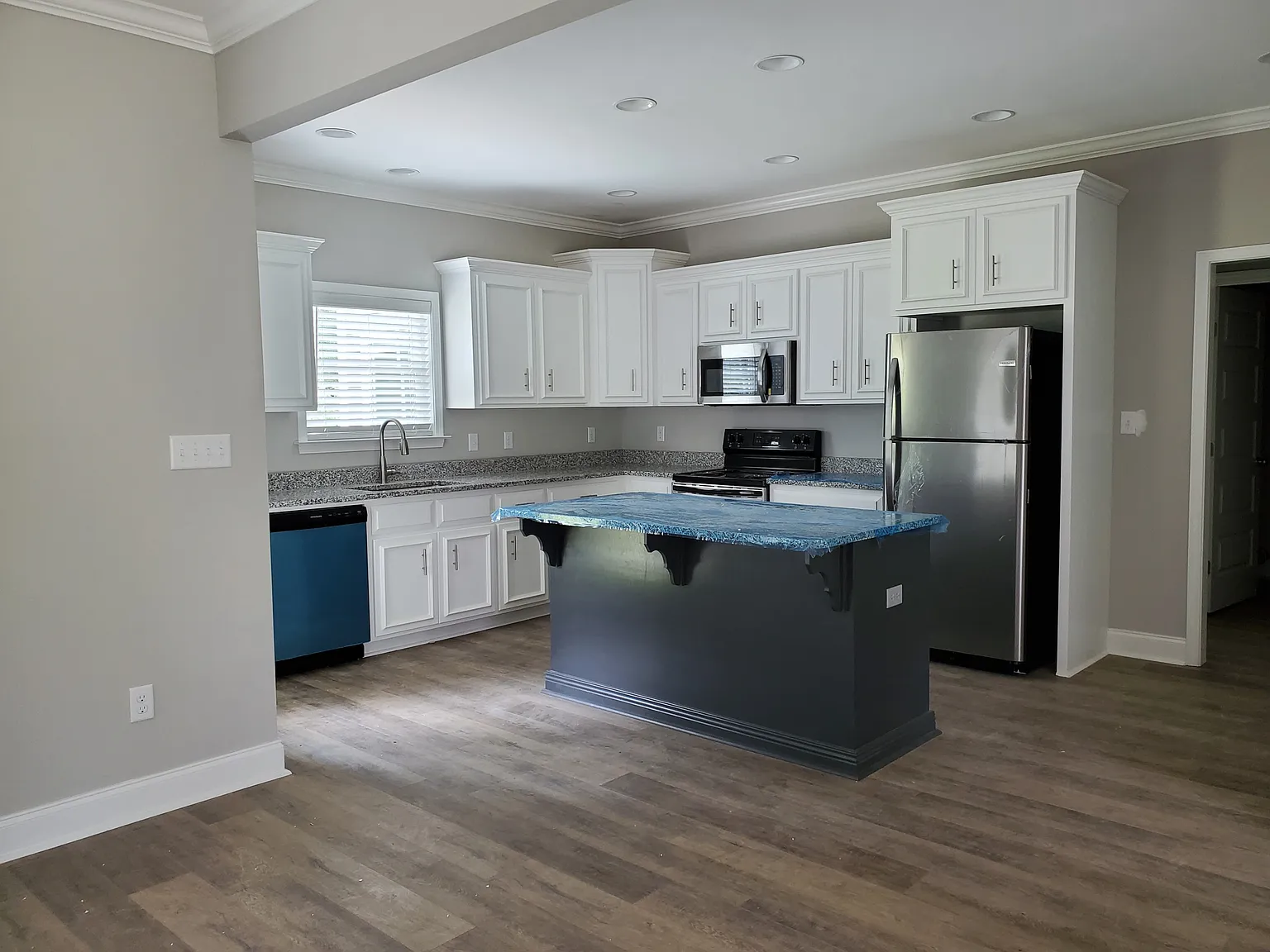 4 bed, 1622 sqft, $1,975 — Photo 3
