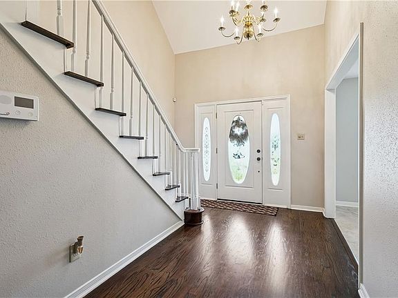 4th image of 24 Fairfax Ct