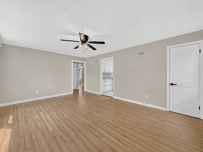 437 Warfield Ave — Photo 8