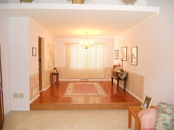 3rd image of 234 Windsor Dr
