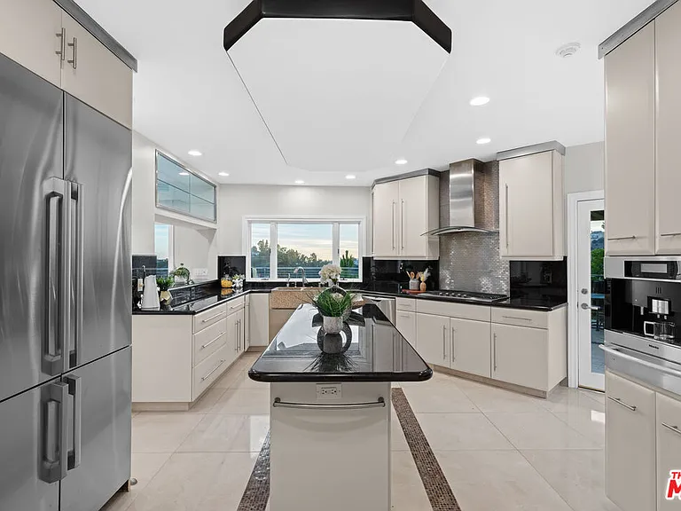 1121 Roberto Ln — Photo 10