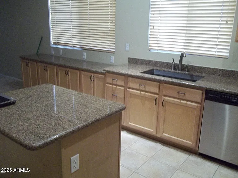 1680 W Saragosa St — Photo 15