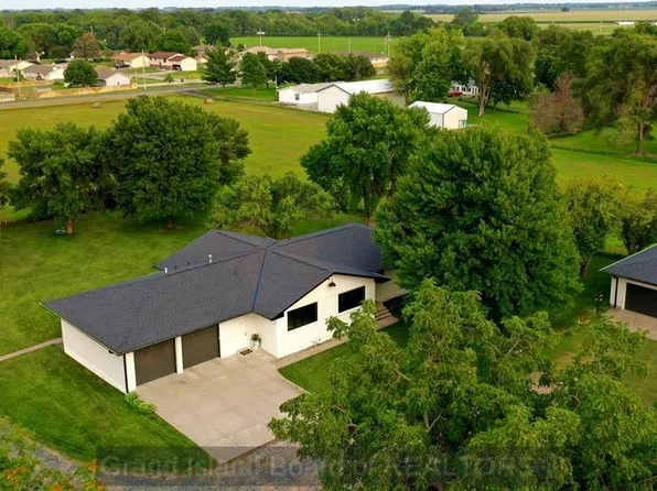 654 S Shady Bend Rd, Grand Island, NE 68801