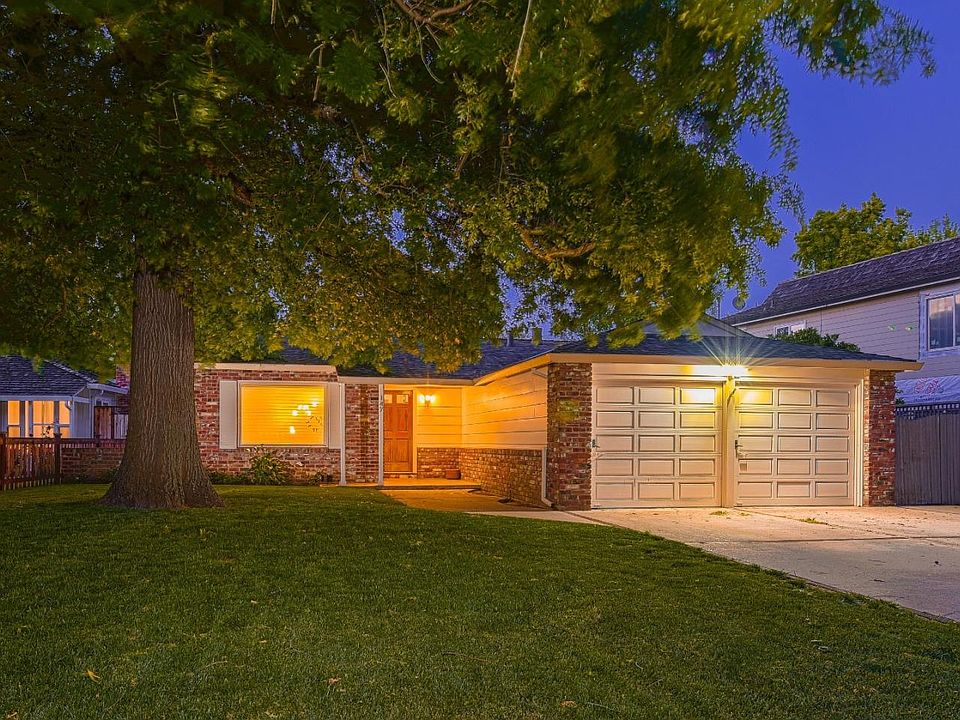 1st image of 147 Dunsmuir Way