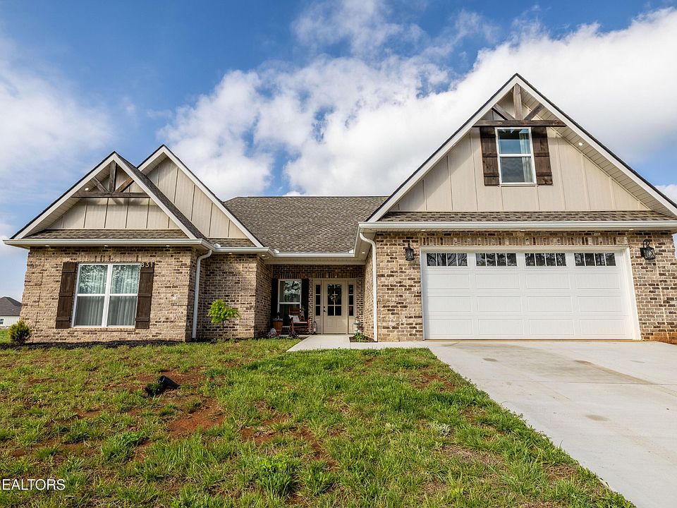 1st image of 831 Pinebrooke Dr