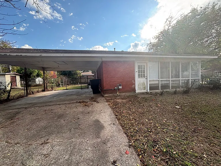 4101 Glen St — Photo 3