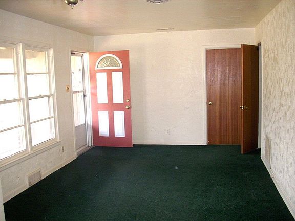 3rd image of 1832 N Edgewood Ter