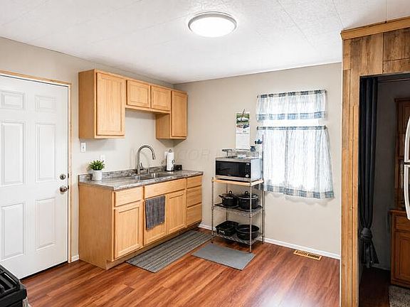 4th image of 20 Maple St