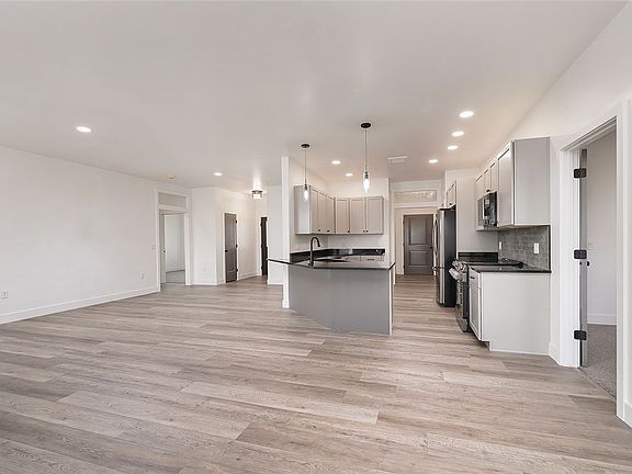 5th image of 1377 W Eugene Ave