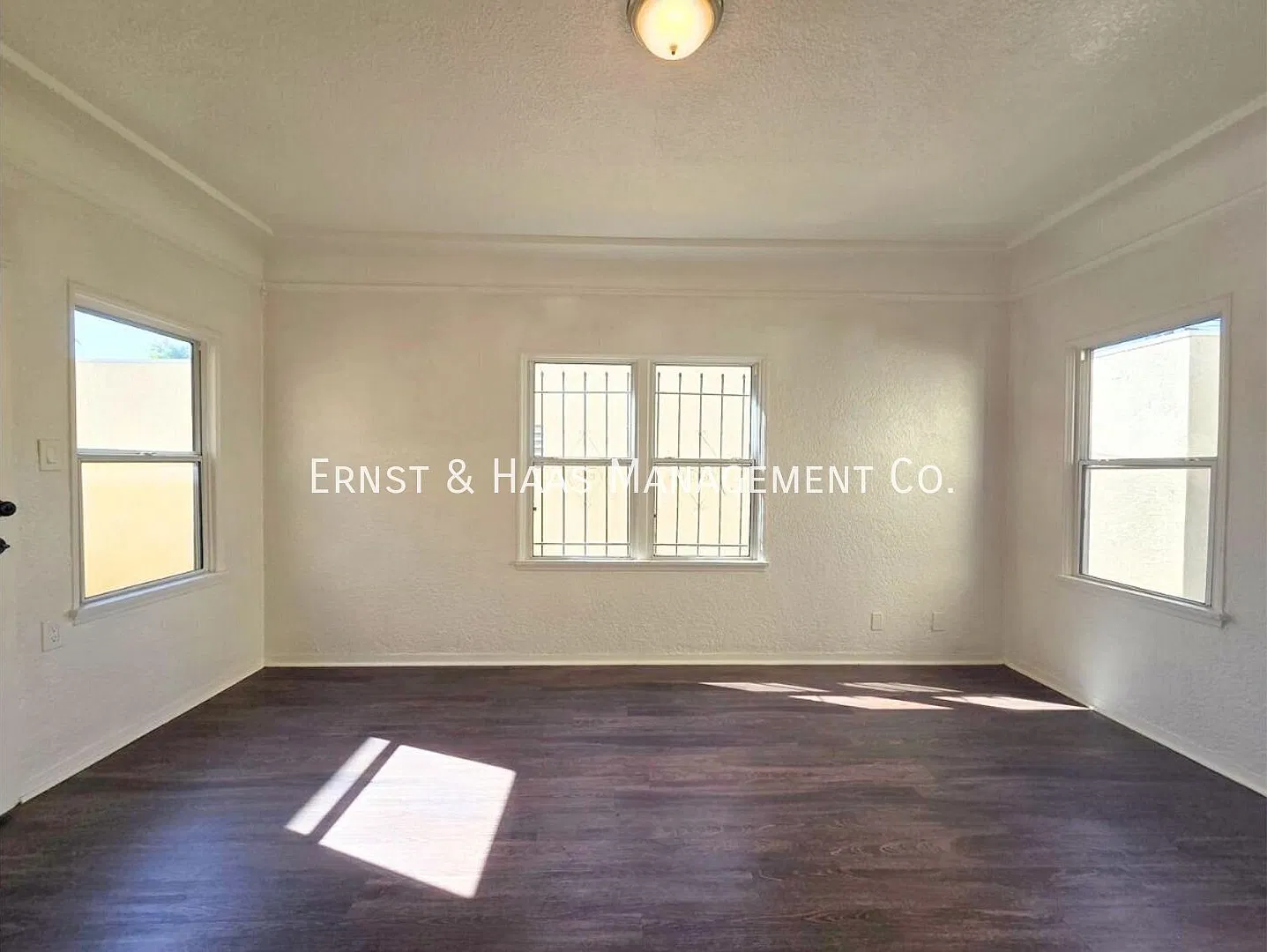 Fantastic Classic Garden 1-Bedroom Apartment! — Photo 3