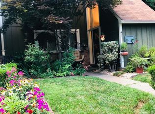 11122 Forest Edge Dr, Reston, VA 20190