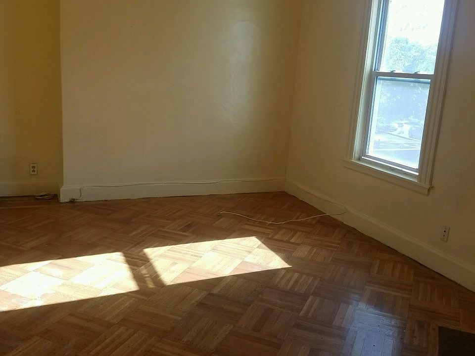 2nd image of 8 Tremlett St APT 2