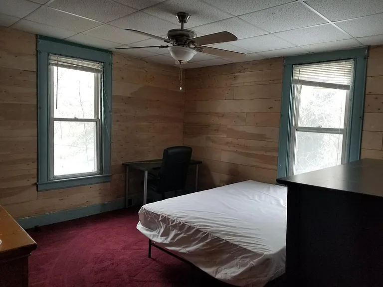 Shiplap room for rent