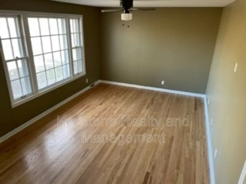 4 bed, 2.0 bath, 1827 sqft, $1,895 — Photo 2