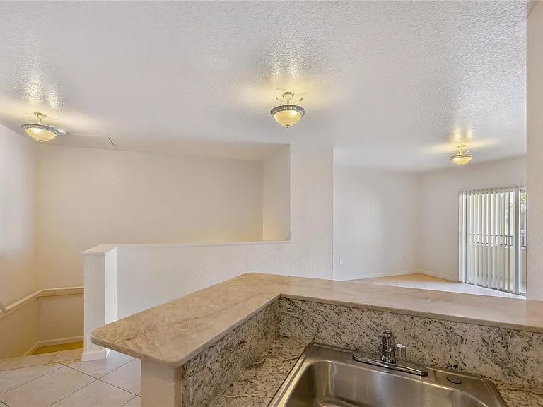 1204 Belmont Ln #1204 — Photo 7