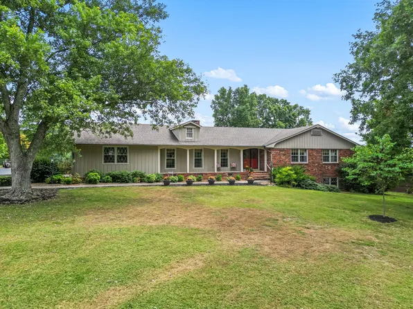 1914 Country Club Dr, Tullahoma, TN 37388