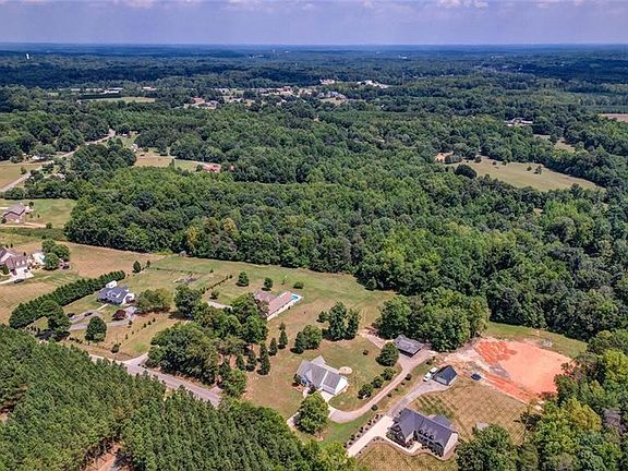 5th image of 3041 Country Ln