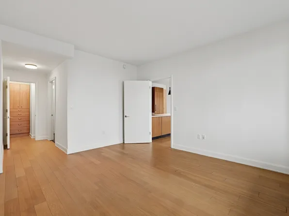 420 East 54th Street image 7 of 39