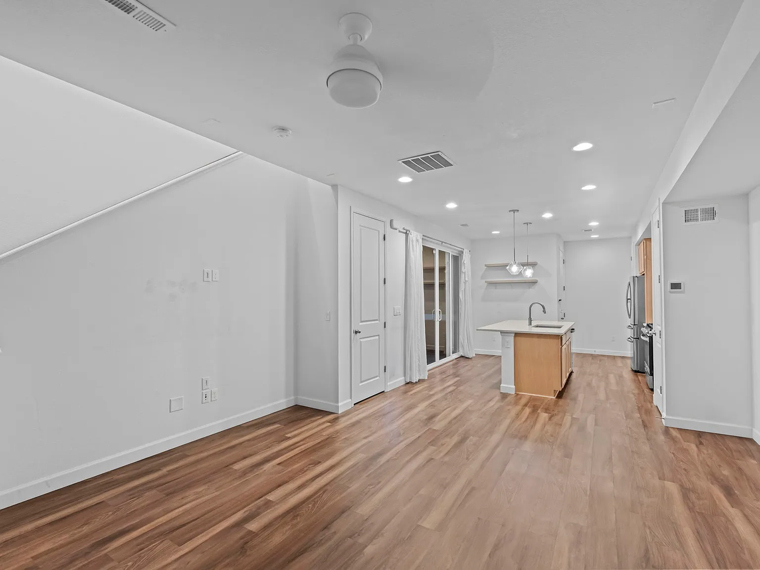 3 bed, 1474 sqft, $2,500 — Photo 4