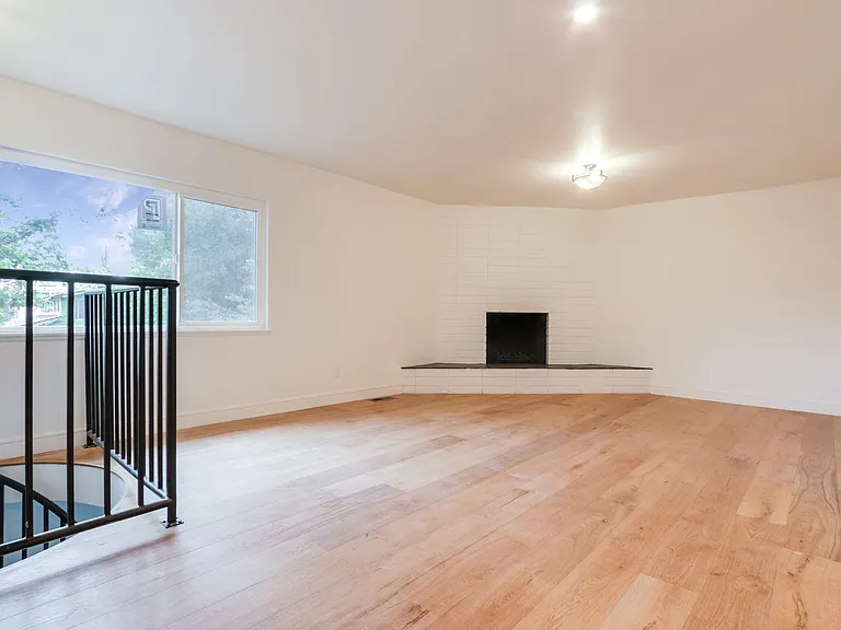 2042 N Alvarado St — Photo 9
