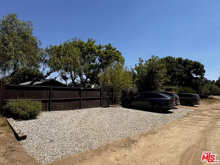 2449 Riverside Pl #REAR HOUSE — Photo 2