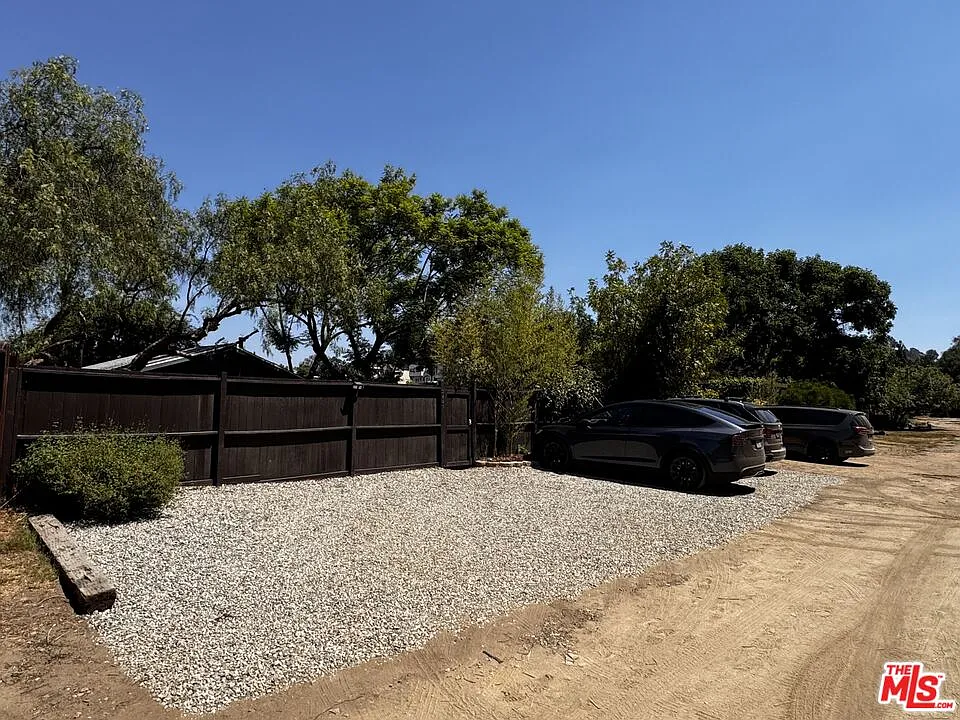 Building Photo - 2449 Riverside Pl #REAR HOUSE
