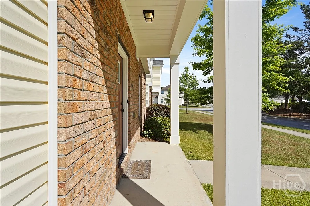 3 bed, 2.5 bath, 1556 sqft, $1,895 — Photo 2