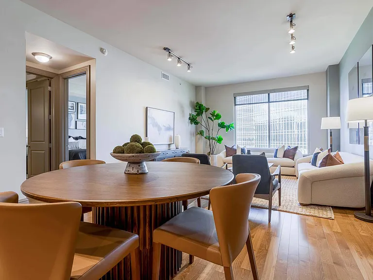 7 Riverway — Photo 6