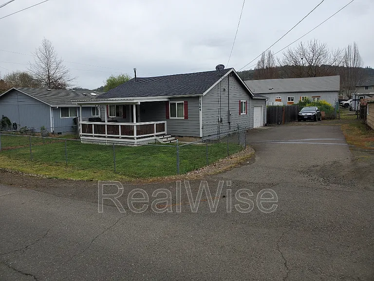 2564 NE Douglas Ave — Photo 2