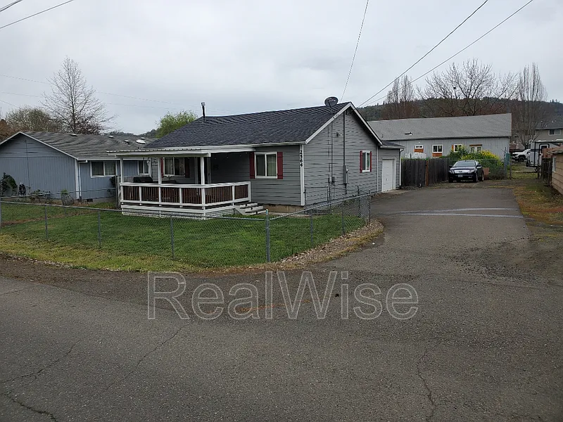 Building Photo - 2564 NE Douglas Ave