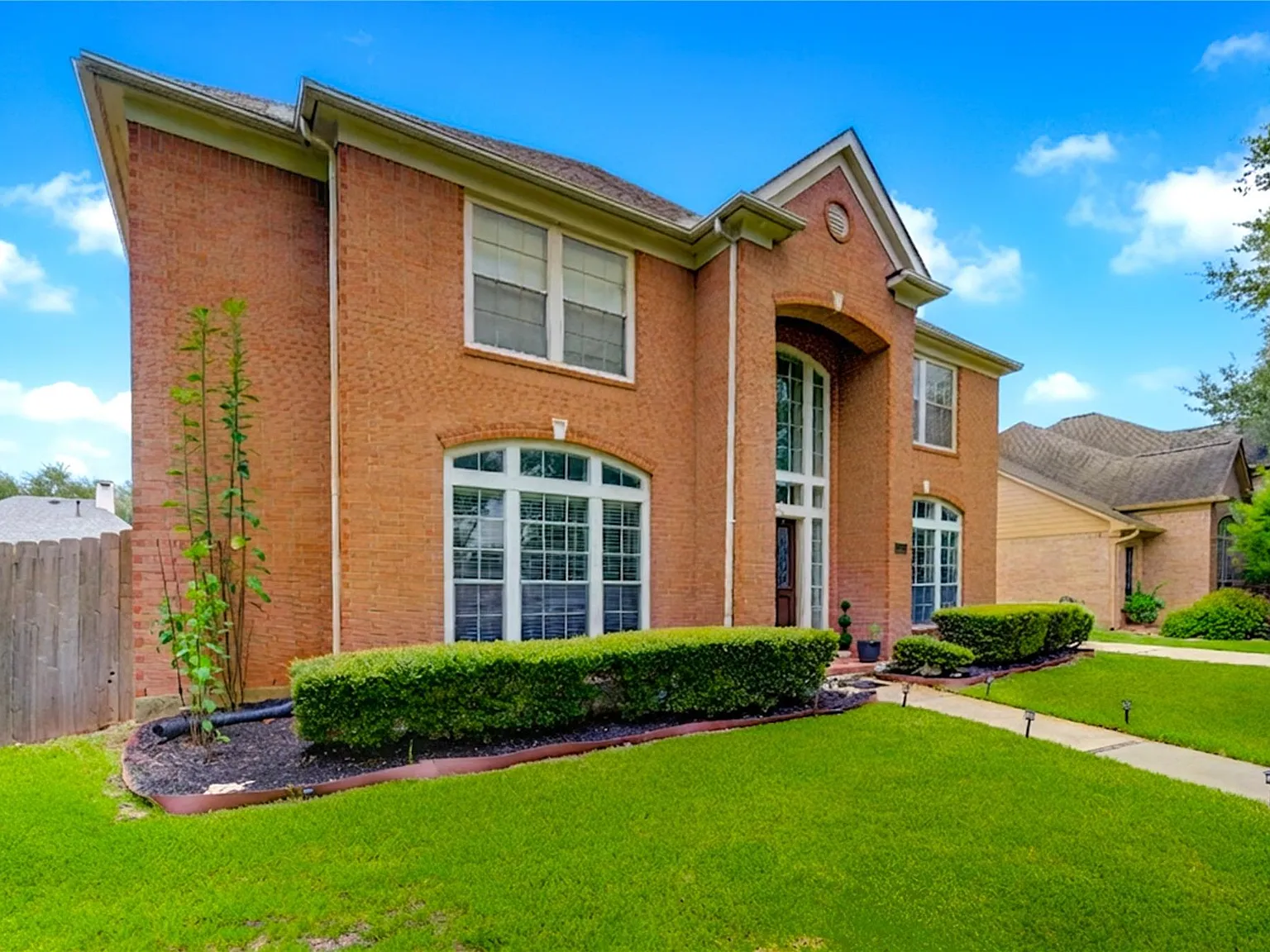 5 bed, 3.5 bath, 3319 sqft, $3,495 — Photo 2