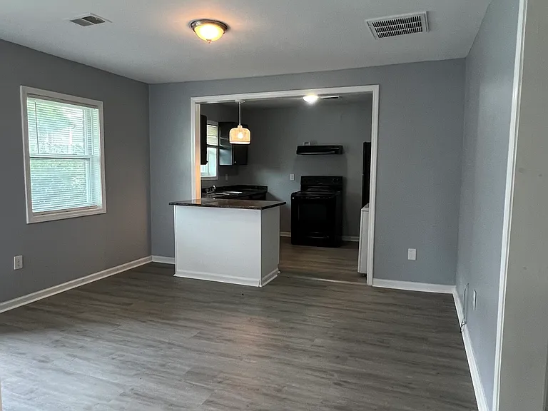 305 W Oak St #B — Photo 14