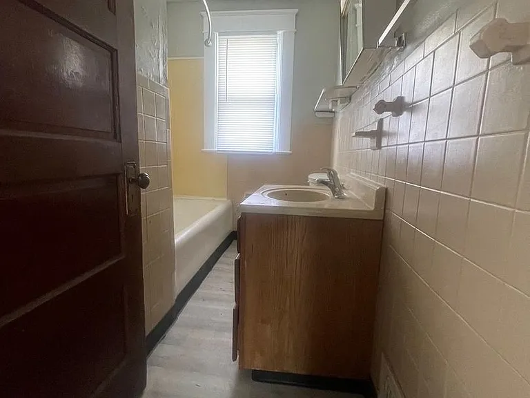 2105 W Jackson St — Photo 3