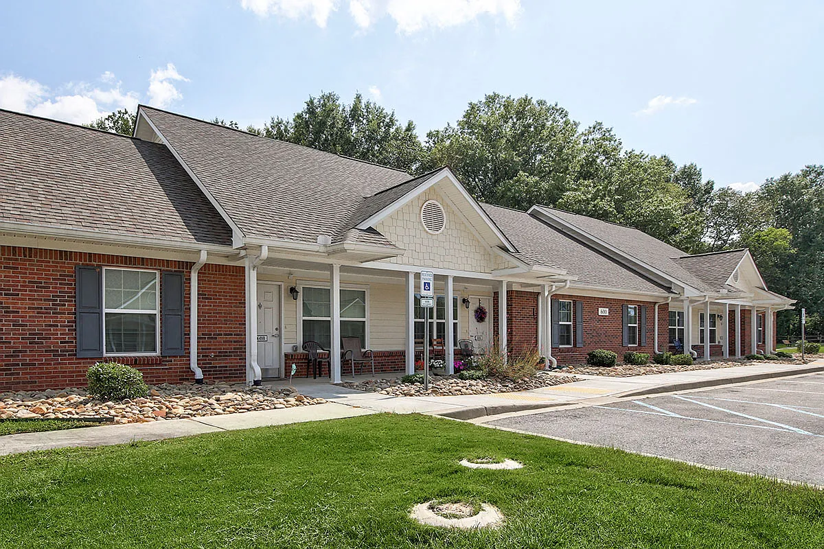 Saluda Commons — Photo 4