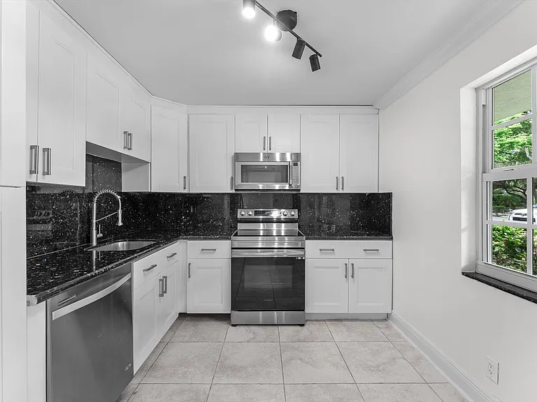 4240 Oaks Ter #103 — Photo 9