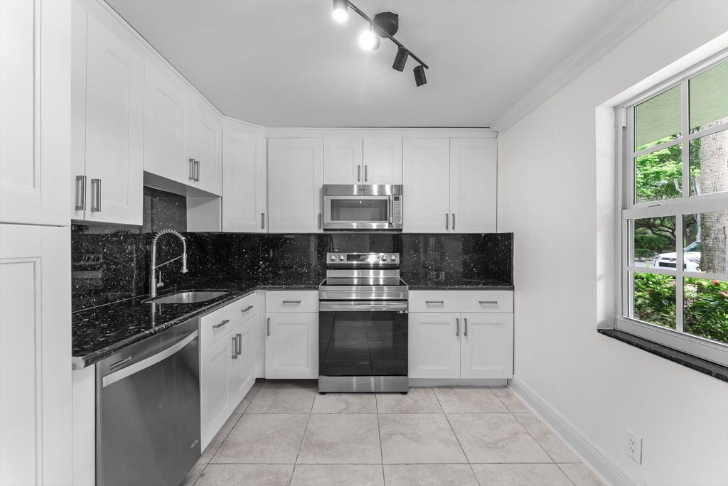 4240 Oaks Ter APT 103, photo 9