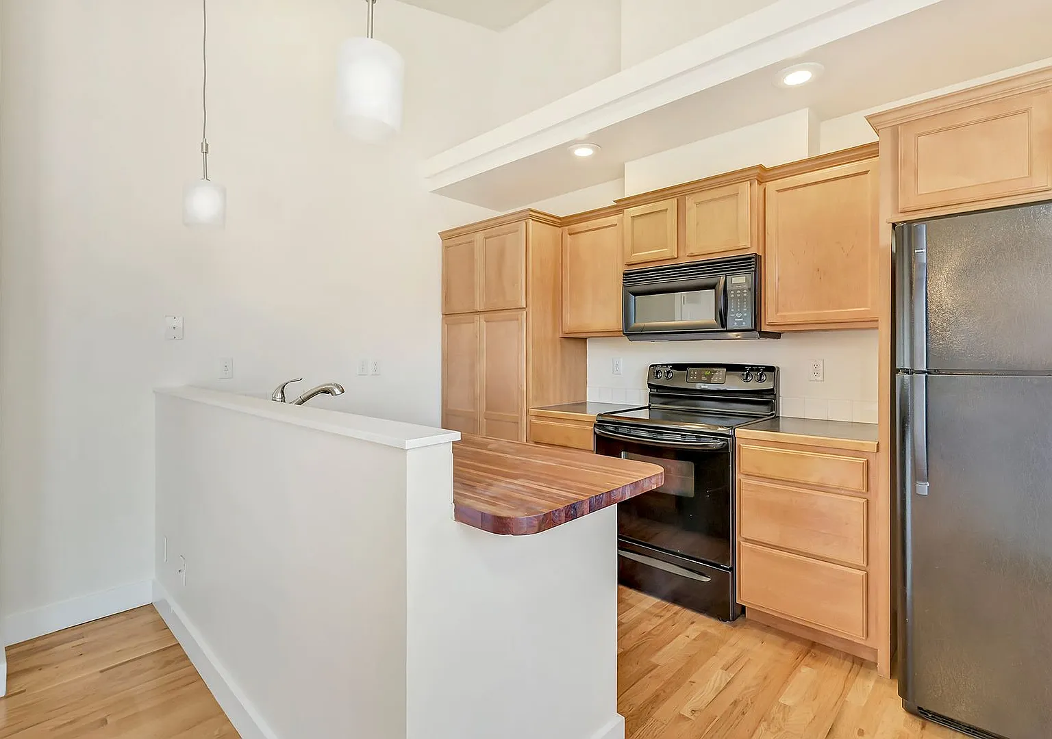 3 Bedroom 2 Bathroom with 2 Car Garage Located on the Central Bench Rim — Photo 3