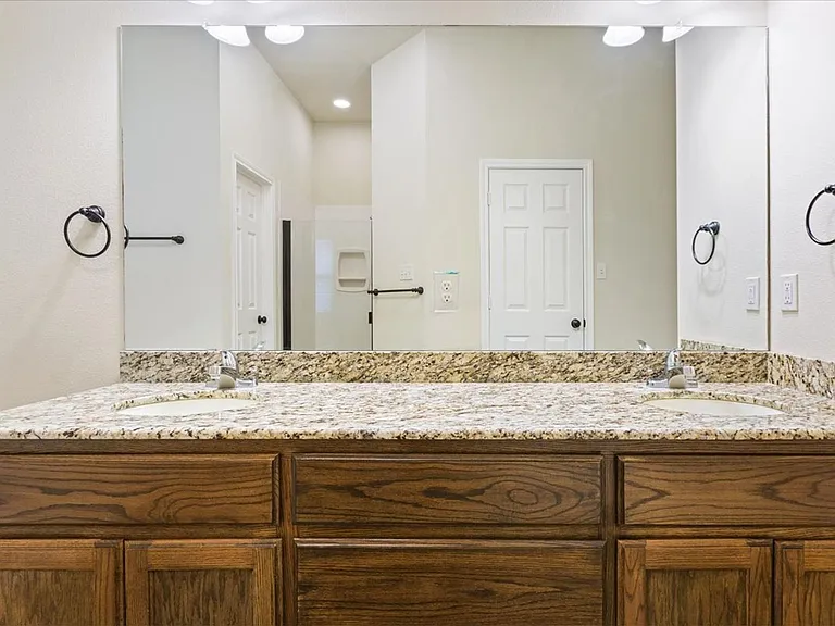621 Monticello Cir — Photo 20