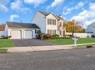 10 Crossbrooke Ct, Howell, NJ 07731