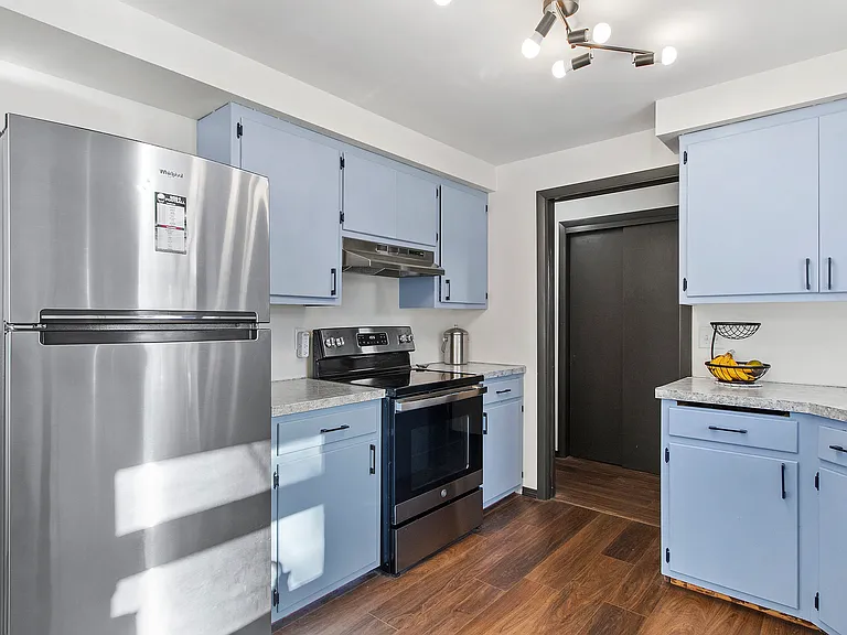 1123 Morris Ave — Photo 6